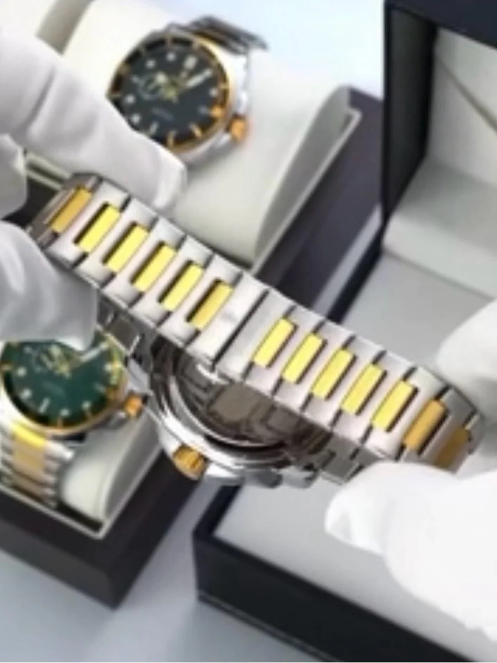 Men’s Black & Gold Stainless Steel Wristwatch Luxury Style Date Display